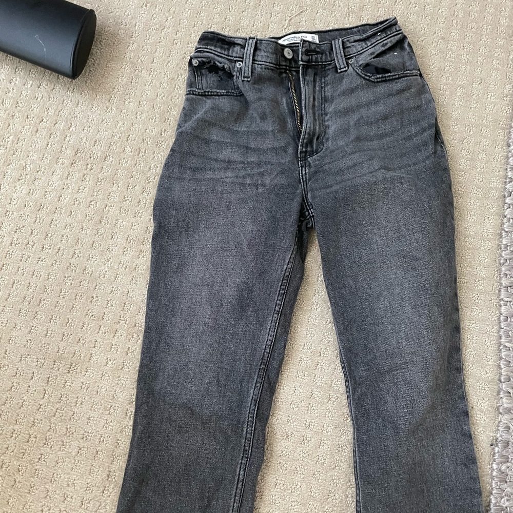 Curve Love Ultra High Rise Ankle Straight Jeans
GREY 24 short A&F